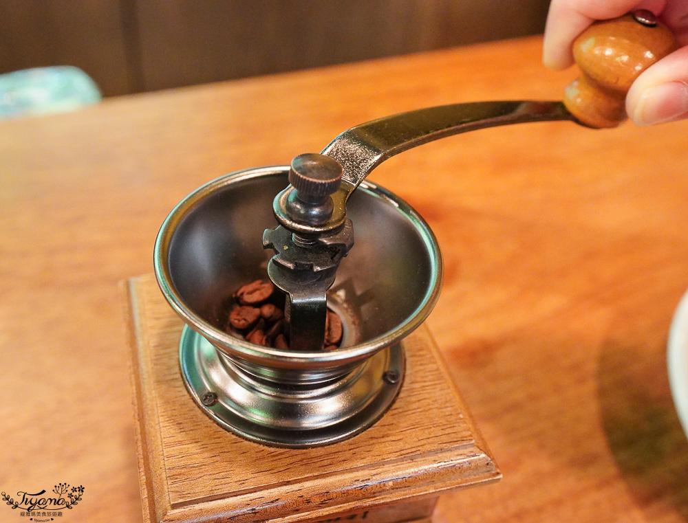 北海道富良野美食「森之時計｜珈琲 森の時計」森林精靈露台裡的幻夢咖啡廳~來杯DIY手磨豆的手沖咖啡，20週年森林劇院蛋糕 @緹雅瑪 美食旅遊趣