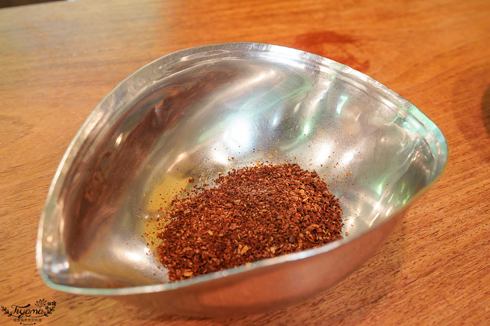 北海道富良野美食「森之時計｜珈琲 森の時計」森林精靈露台裡的幻夢咖啡廳~來杯DIY手磨豆的手沖咖啡，20週年森林劇院蛋糕 @緹雅瑪 美食旅遊趣