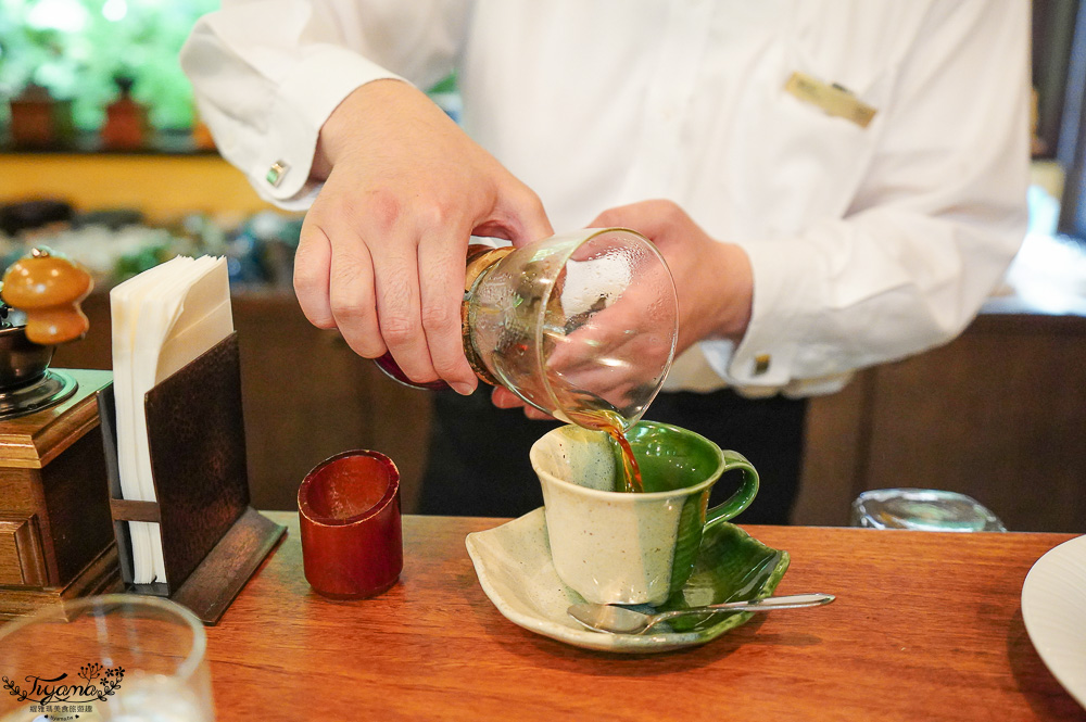 北海道富良野美食「森之時計｜珈琲 森の時計」森林精靈露台裡的幻夢咖啡廳~來杯DIY手磨豆的手沖咖啡，20週年森林劇院蛋糕 @緹雅瑪 美食旅遊趣