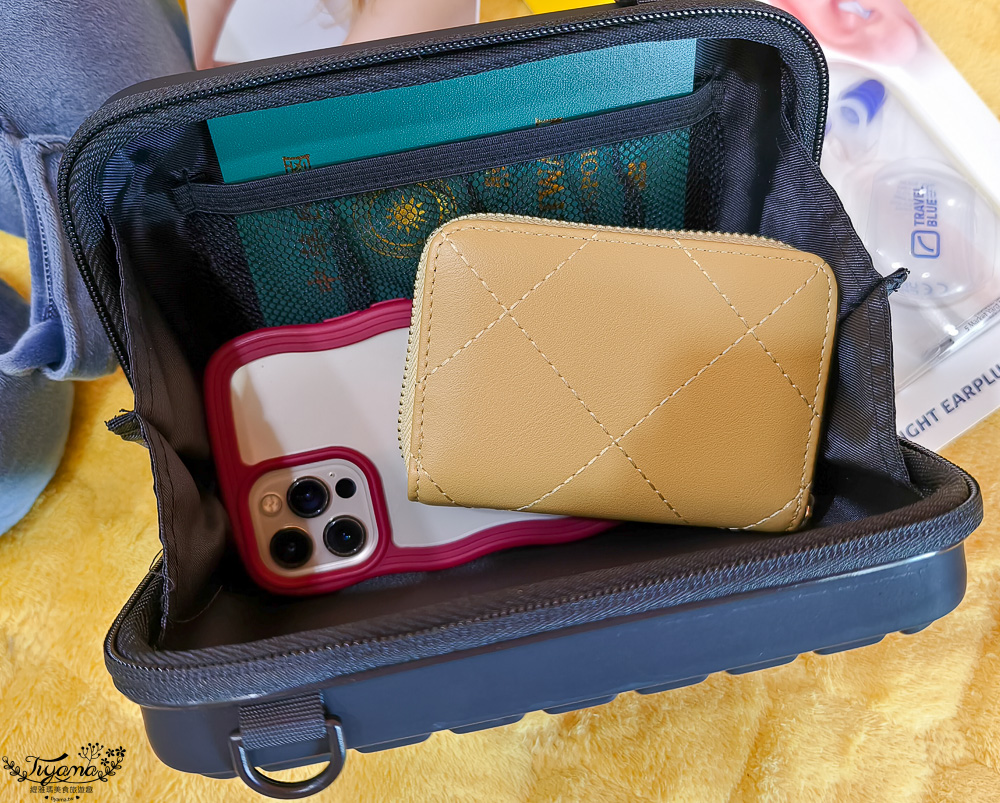旅行好物推薦【Travel Blue 藍旅】旅途有型禮盒：Travel Blue寧靜頸枕、親膚烤漆斜背包、豪華眼罩、飛行耳塞 @緹雅瑪 美食旅遊趣