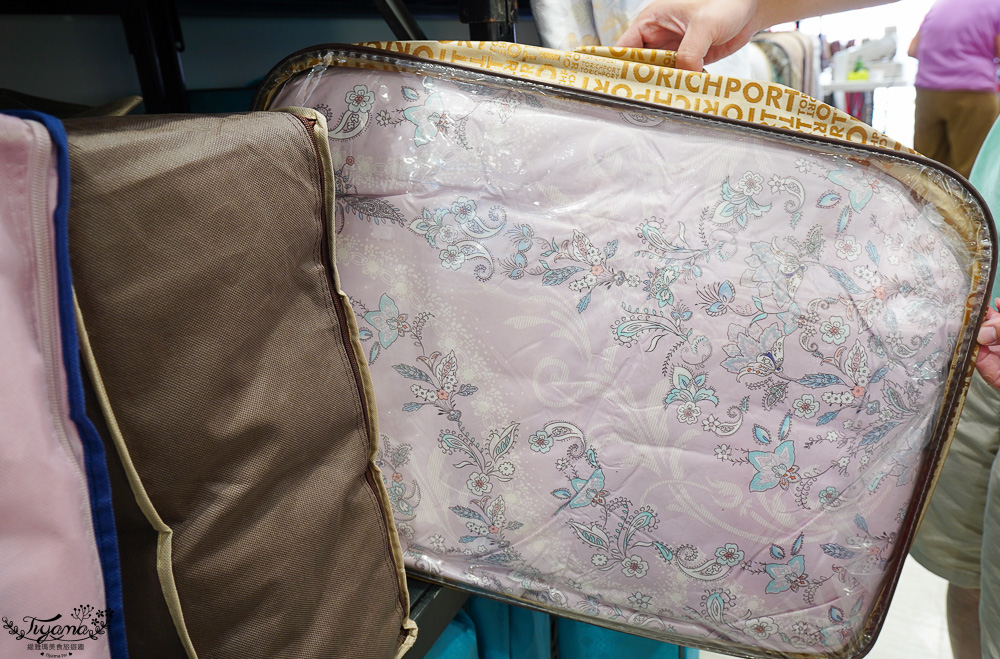 高雄多利寶寢具特賣會開跑囉！！換季出清~殺很大”990元兩用床包組”限量售完為止，枕頭涼被990元買一送一，冬季被5折，工廠直營天絲寢具超甜價~ @緹雅瑪 美食旅遊趣