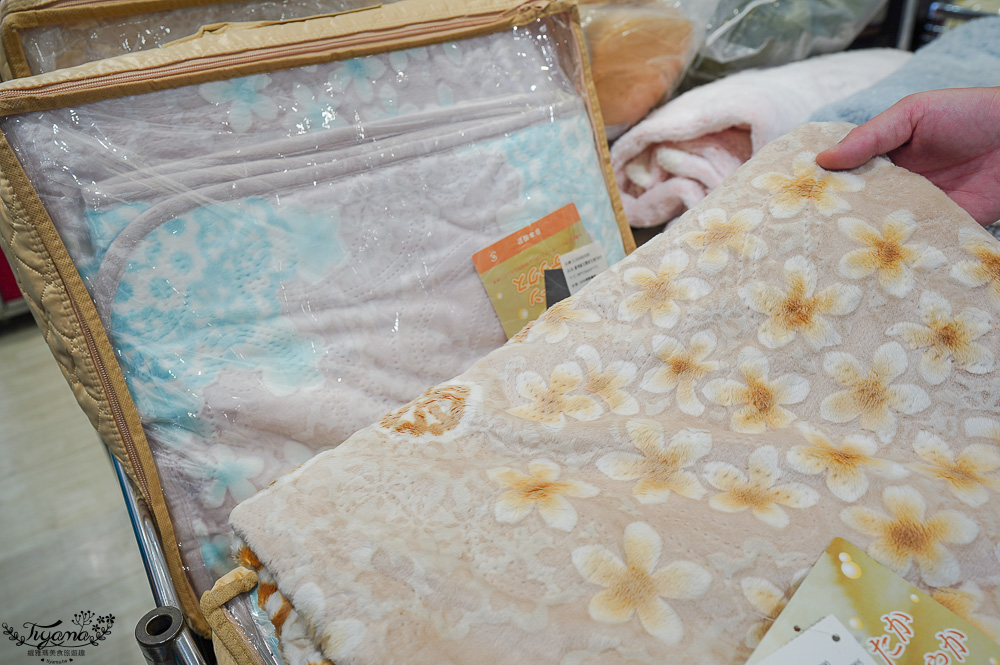 高雄多利寶寢具特賣會開跑囉！！換季出清~殺很大”990元兩用床包組”限量售完為止，枕頭涼被990元買一送一，冬季被5折，工廠直營天絲寢具超甜價~ @緹雅瑪 美食旅遊趣