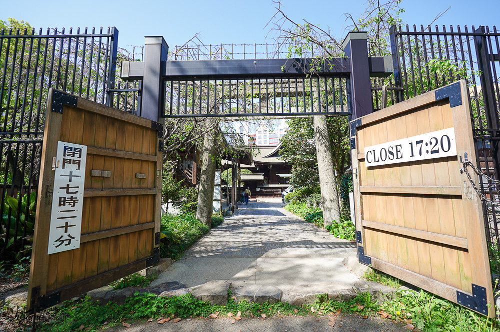 九州小倉城「小倉祇園 八坂神社」連接小倉城旁400多年歷史的豐前市守護神，全日本罕見景點「鳥居+小倉城」同框奇景 @緹雅瑪 美食旅遊趣