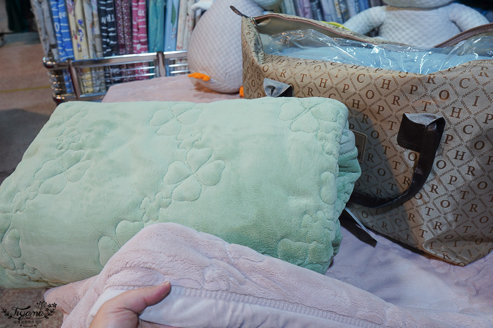 台南寢具特賣會|多利寶寢具✖︎海馬台南年度聯合特賣會:MIT天絲寢具工廠直營好平價~天絲寢具2套只要3980元,萬用毯349,多款買一送一,天絲床包兩用被組 起 @緹雅瑪 美食旅遊趣 台南寢具特賣會|多利寶寢具✖︎海馬台南年度聯合特賣會:MIT天絲寢具工廠直營好平價~天絲寢具2套只要3980元,萬用毯349,多款買一送一,天絲床包兩用被組 起 @緹雅瑪 美食旅遊趣