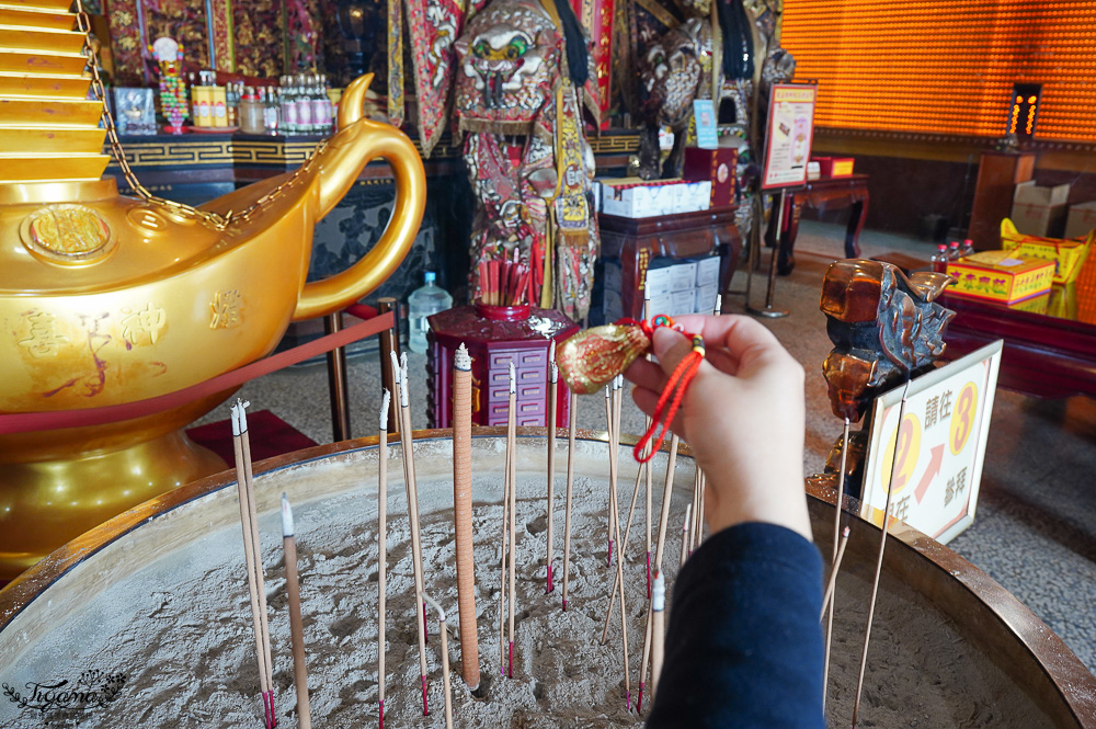 全台唯一打小人寺廟「嘉義歡喜財神廟」補財庫、求財運、化厄運、打小人~花招超多的討喜財神爺廟 @緹雅瑪 美食旅遊趣 全台唯一打小人寺廟「嘉義歡喜財神廟」補財庫、求財運、化厄運、打小人~花招超多的討喜財神爺廟 @緹雅瑪 美食旅遊趣