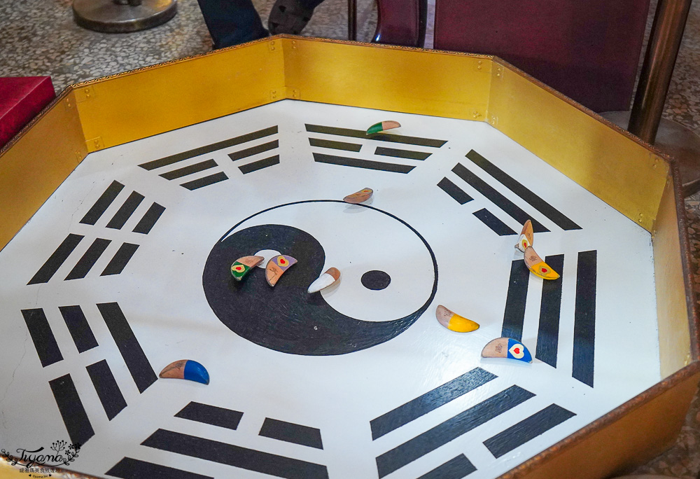 全台唯一打小人寺廟「嘉義歡喜財神廟」補財庫、求財運、化厄運、打小人~花招超多的討喜財神爺廟 @緹雅瑪 美食旅遊趣 全台唯一打小人寺廟「嘉義歡喜財神廟」補財庫、求財運、化厄運、打小人~花招超多的討喜財神爺廟 @緹雅瑪 美食旅遊趣