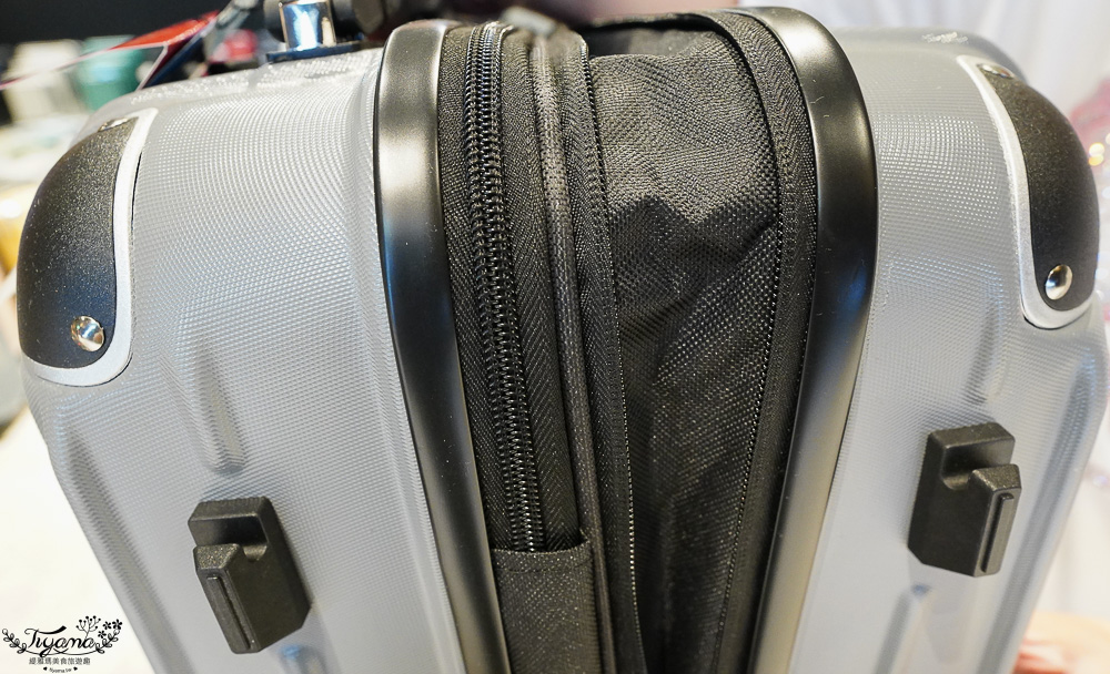 嘉義行李箱特賣會「加賀屋行李箱特賣會」,各品牌行李箱現場一次看,上掀式行李箱、對開式行李箱、雙開式行李箱、胖胖箱、布料行李箱、登機箱,限量特惠行李箱只要990元起,一年保固、終身保修!! @緹雅瑪 美食旅遊趣 嘉義行李箱特賣會「加賀屋行李箱特賣會」,各品牌行李箱現場一次看,上掀式行李箱、對開式行李箱、雙開式行李箱、胖胖箱、布料行李箱、登機箱,限量特惠行李箱只要990元起,一年保固、終身保修!! @緹雅瑪 美食旅遊趣