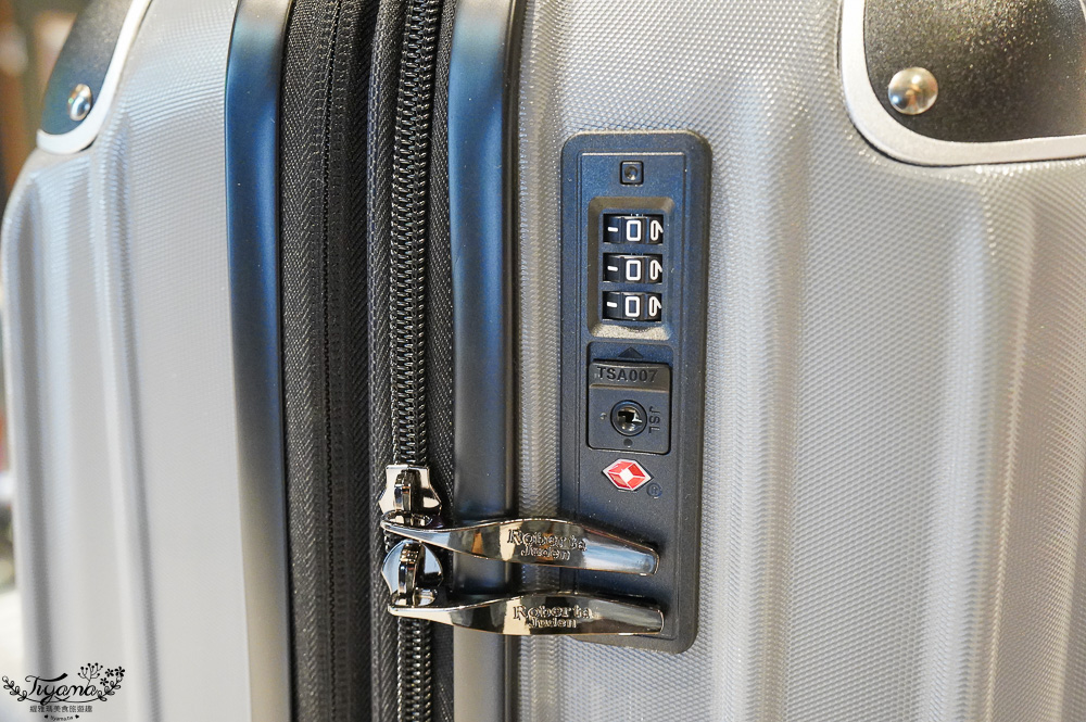 嘉義行李箱特賣會「加賀屋行李箱特賣會」,各品牌行李箱現場一次看,上掀式行李箱、對開式行李箱、雙開式行李箱、胖胖箱、布料行李箱、登機箱,限量特惠行李箱只要990元起,一年保固、終身保修!! @緹雅瑪 美食旅遊趣 嘉義行李箱特賣會「加賀屋行李箱特賣會」,各品牌行李箱現場一次看,上掀式行李箱、對開式行李箱、雙開式行李箱、胖胖箱、布料行李箱、登機箱,限量特惠行李箱只要990元起,一年保固、終身保修!! @緹雅瑪 美食旅遊趣