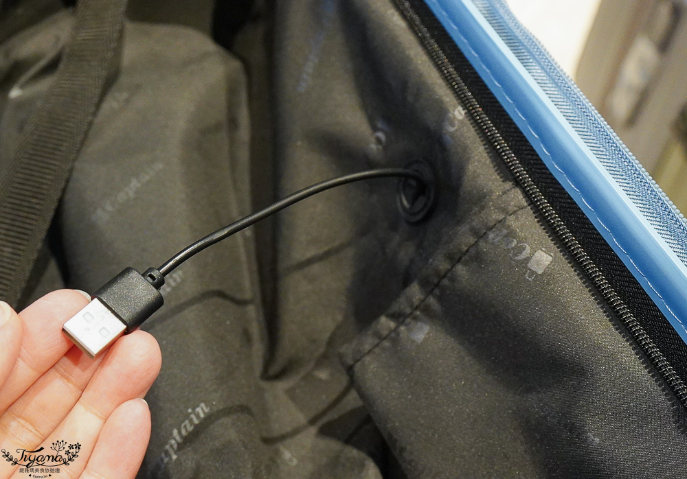 嘉義行李箱特賣會「加賀屋行李箱特賣會」,各品牌行李箱現場一次看,上掀式行李箱、對開式行李箱、雙開式行李箱、胖胖箱、布料行李箱、登機箱,限量特惠行李箱只要990元起,一年保固、終身保修!! @緹雅瑪 美食旅遊趣 嘉義行李箱特賣會「加賀屋行李箱特賣會」,各品牌行李箱現場一次看,上掀式行李箱、對開式行李箱、雙開式行李箱、胖胖箱、布料行李箱、登機箱,限量特惠行李箱只要990元起,一年保固、終身保修!! @緹雅瑪 美食旅遊趣