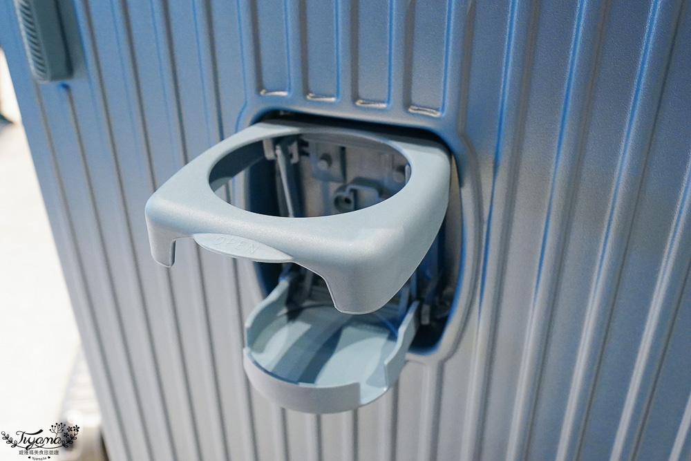 嘉義行李箱特賣會「加賀屋行李箱特賣會」，各品牌行李箱現場一次看，上掀式行李箱、對開式行李箱、雙開式行李箱、胖胖箱、布料行李箱、登機箱，限量特惠行李箱只要990元起，一年保固、終身保修！！ @緹雅瑪 美食旅遊趣