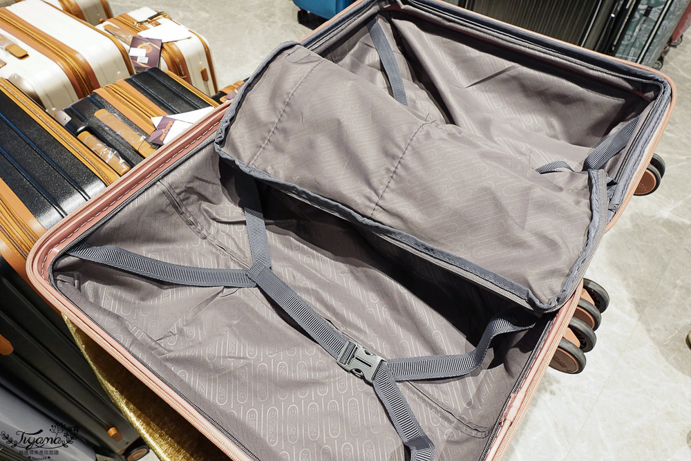 嘉義行李箱特賣會「加賀屋行李箱特賣會」,各品牌行李箱現場一次看,上掀式行李箱、對開式行李箱、雙開式行李箱、胖胖箱、布料行李箱、登機箱,限量特惠行李箱只要990元起,一年保固、終身保修!! @緹雅瑪 美食旅遊趣 嘉義行李箱特賣會「加賀屋行李箱特賣會」,各品牌行李箱現場一次看,上掀式行李箱、對開式行李箱、雙開式行李箱、胖胖箱、布料行李箱、登機箱,限量特惠行李箱只要990元起,一年保固、終身保修!! @緹雅瑪 美食旅遊趣