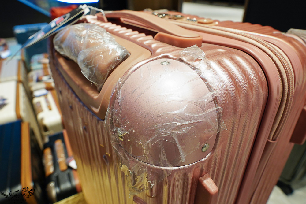 嘉義行李箱特賣會「加賀屋行李箱特賣會」,各品牌行李箱現場一次看,上掀式行李箱、對開式行李箱、雙開式行李箱、胖胖箱、布料行李箱、登機箱,限量特惠行李箱只要990元起,一年保固、終身保修!! @緹雅瑪 美食旅遊趣 嘉義行李箱特賣會「加賀屋行李箱特賣會」,各品牌行李箱現場一次看,上掀式行李箱、對開式行李箱、雙開式行李箱、胖胖箱、布料行李箱、登機箱,限量特惠行李箱只要990元起,一年保固、終身保修!! @緹雅瑪 美食旅遊趣