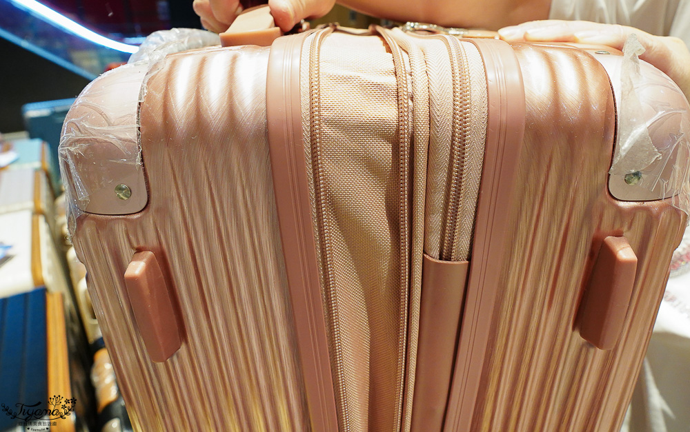 嘉義行李箱特賣會「加賀屋行李箱特賣會」,各品牌行李箱現場一次看,上掀式行李箱、對開式行李箱、雙開式行李箱、胖胖箱、布料行李箱、登機箱,限量特惠行李箱只要990元起,一年保固、終身保修!! @緹雅瑪 美食旅遊趣 嘉義行李箱特賣會「加賀屋行李箱特賣會」,各品牌行李箱現場一次看,上掀式行李箱、對開式行李箱、雙開式行李箱、胖胖箱、布料行李箱、登機箱,限量特惠行李箱只要990元起,一年保固、終身保修!! @緹雅瑪 美食旅遊趣