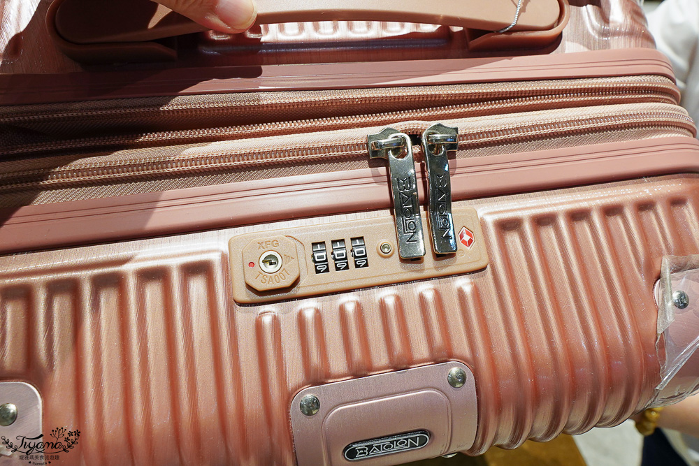 嘉義行李箱特賣會「加賀屋行李箱特賣會」,各品牌行李箱現場一次看,上掀式行李箱、對開式行李箱、雙開式行李箱、胖胖箱、布料行李箱、登機箱,限量特惠行李箱只要990元起,一年保固、終身保修!! @緹雅瑪 美食旅遊趣 嘉義行李箱特賣會「加賀屋行李箱特賣會」,各品牌行李箱現場一次看,上掀式行李箱、對開式行李箱、雙開式行李箱、胖胖箱、布料行李箱、登機箱,限量特惠行李箱只要990元起,一年保固、終身保修!! @緹雅瑪 美食旅遊趣