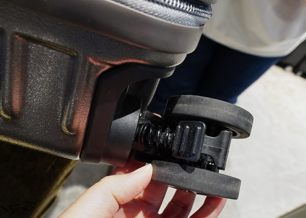 嘉義行李箱特賣會「加賀屋行李箱特賣會」,各品牌行李箱現場一次看,上掀式行李箱、對開式行李箱、雙開式行李箱、胖胖箱、布料行李箱、登機箱,限量特惠行李箱只要990元起,一年保固、終身保修!! @緹雅瑪 美食旅遊趣 嘉義行李箱特賣會「加賀屋行李箱特賣會」,各品牌行李箱現場一次看,上掀式行李箱、對開式行李箱、雙開式行李箱、胖胖箱、布料行李箱、登機箱,限量特惠行李箱只要990元起,一年保固、終身保修!! @緹雅瑪 美食旅遊趣