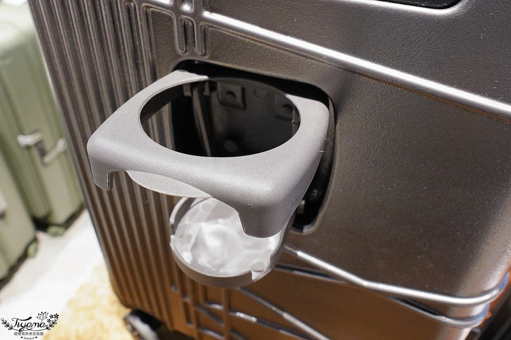 嘉義行李箱特賣會「加賀屋行李箱特賣會」,各品牌行李箱現場一次看,上掀式行李箱、對開式行李箱、雙開式行李箱、胖胖箱、布料行李箱、登機箱,限量特惠行李箱只要990元起,一年保固、終身保修!! @緹雅瑪 美食旅遊趣 嘉義行李箱特賣會「加賀屋行李箱特賣會」,各品牌行李箱現場一次看,上掀式行李箱、對開式行李箱、雙開式行李箱、胖胖箱、布料行李箱、登機箱,限量特惠行李箱只要990元起,一年保固、終身保修!! @緹雅瑪 美食旅遊趣