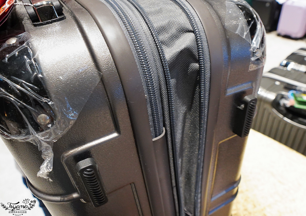 嘉義行李箱特賣會「加賀屋行李箱特賣會」,各品牌行李箱現場一次看,上掀式行李箱、對開式行李箱、雙開式行李箱、胖胖箱、布料行李箱、登機箱,限量特惠行李箱只要990元起,一年保固、終身保修!! @緹雅瑪 美食旅遊趣 嘉義行李箱特賣會「加賀屋行李箱特賣會」,各品牌行李箱現場一次看,上掀式行李箱、對開式行李箱、雙開式行李箱、胖胖箱、布料行李箱、登機箱,限量特惠行李箱只要990元起,一年保固、終身保修!! @緹雅瑪 美食旅遊趣