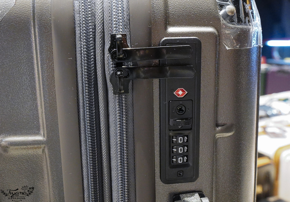 嘉義行李箱特賣會「加賀屋行李箱特賣會」,各品牌行李箱現場一次看,上掀式行李箱、對開式行李箱、雙開式行李箱、胖胖箱、布料行李箱、登機箱,限量特惠行李箱只要990元起,一年保固、終身保修!! @緹雅瑪 美食旅遊趣 嘉義行李箱特賣會「加賀屋行李箱特賣會」,各品牌行李箱現場一次看,上掀式行李箱、對開式行李箱、雙開式行李箱、胖胖箱、布料行李箱、登機箱,限量特惠行李箱只要990元起,一年保固、終身保修!! @緹雅瑪 美食旅遊趣