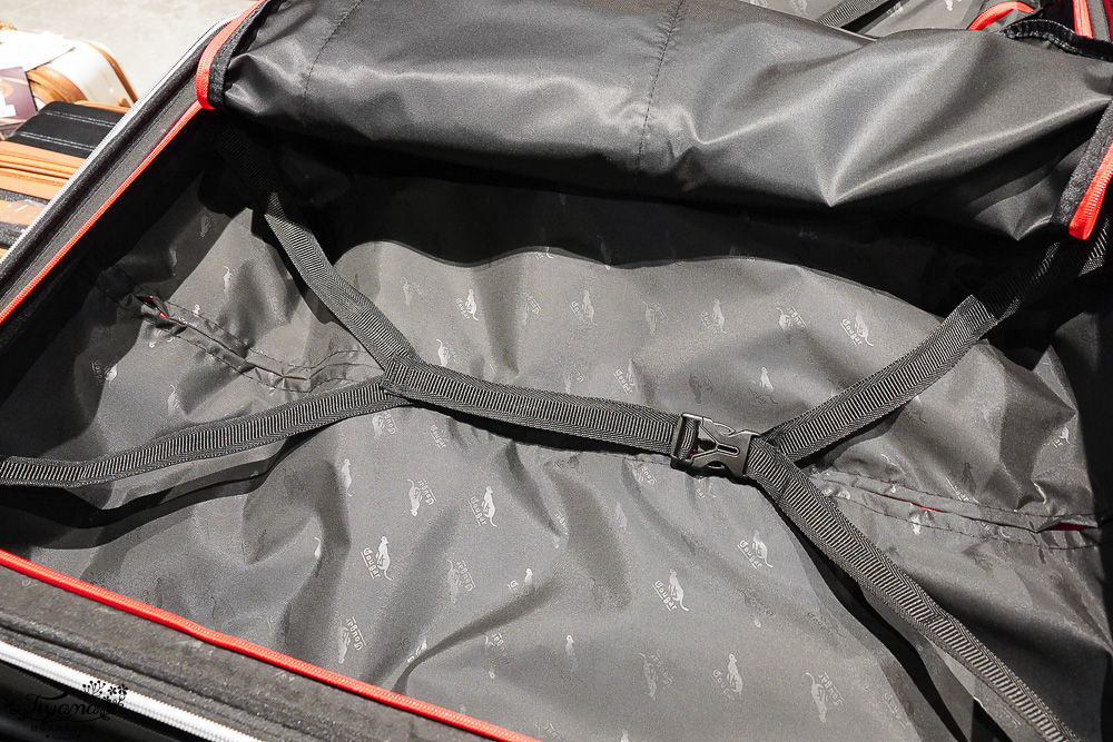 嘉義行李箱特賣會「加賀屋行李箱特賣會」,各品牌行李箱現場一次看,上掀式行李箱、對開式行李箱、雙開式行李箱、胖胖箱、布料行李箱、登機箱,限量特惠行李箱只要990元起,一年保固、終身保修!! @緹雅瑪 美食旅遊趣 嘉義行李箱特賣會「加賀屋行李箱特賣會」,各品牌行李箱現場一次看,上掀式行李箱、對開式行李箱、雙開式行李箱、胖胖箱、布料行李箱、登機箱,限量特惠行李箱只要990元起,一年保固、終身保修!! @緹雅瑪 美食旅遊趣