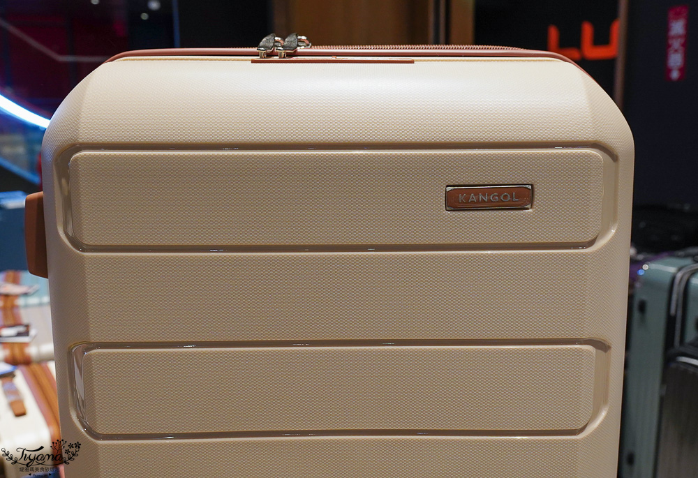 嘉義行李箱特賣會「加賀屋行李箱特賣會」,各品牌行李箱現場一次看,上掀式行李箱、對開式行李箱、雙開式行李箱、胖胖箱、布料行李箱、登機箱,限量特惠行李箱只要990元起,一年保固、終身保修!! @緹雅瑪 美食旅遊趣 嘉義行李箱特賣會「加賀屋行李箱特賣會」,各品牌行李箱現場一次看,上掀式行李箱、對開式行李箱、雙開式行李箱、胖胖箱、布料行李箱、登機箱,限量特惠行李箱只要990元起,一年保固、終身保修!! @緹雅瑪 美食旅遊趣