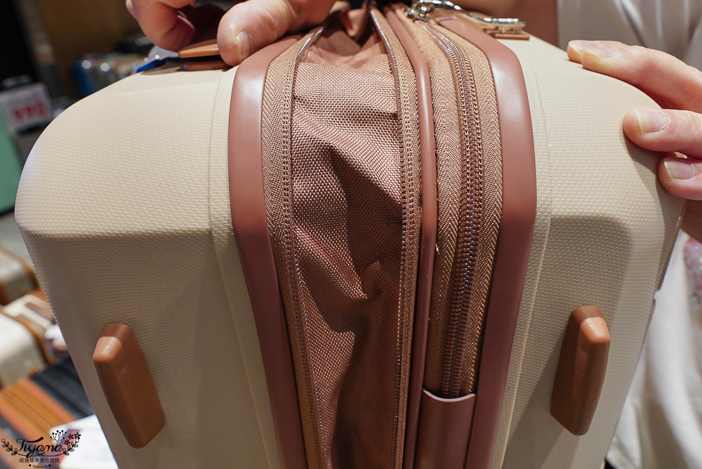 嘉義行李箱特賣會「加賀屋行李箱特賣會」,各品牌行李箱現場一次看,上掀式行李箱、對開式行李箱、雙開式行李箱、胖胖箱、布料行李箱、登機箱,限量特惠行李箱只要990元起,一年保固、終身保修!! @緹雅瑪 美食旅遊趣 嘉義行李箱特賣會「加賀屋行李箱特賣會」,各品牌行李箱現場一次看,上掀式行李箱、對開式行李箱、雙開式行李箱、胖胖箱、布料行李箱、登機箱,限量特惠行李箱只要990元起,一年保固、終身保修!! @緹雅瑪 美食旅遊趣