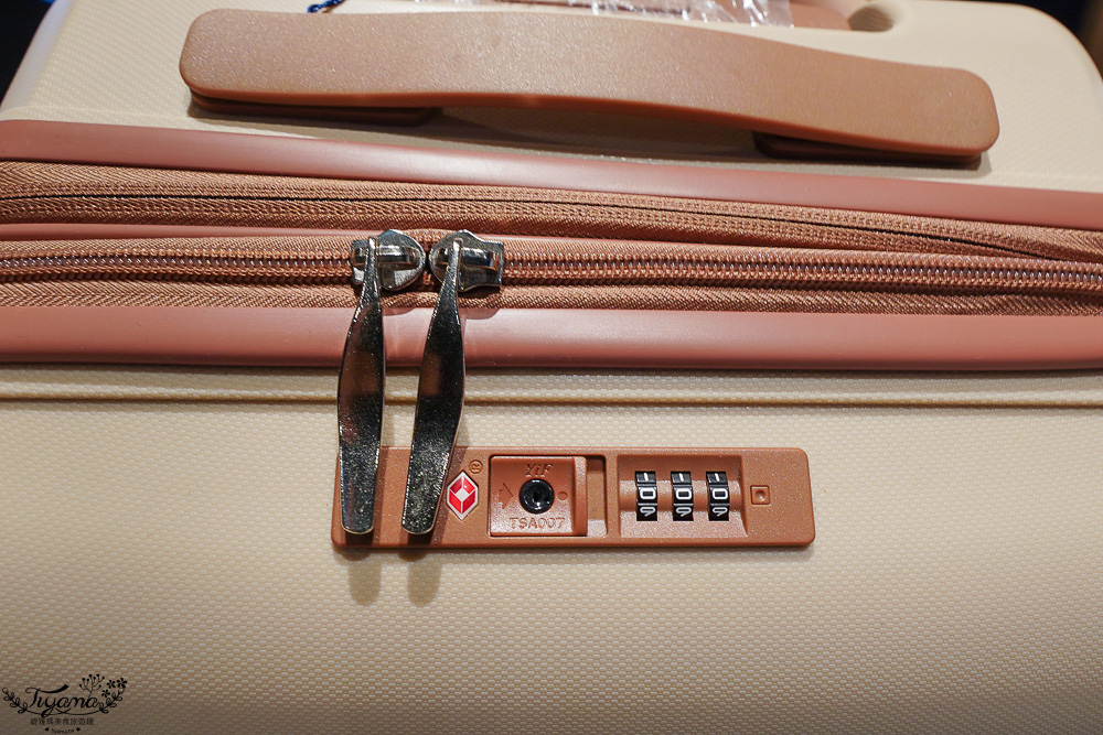 嘉義行李箱特賣會「加賀屋行李箱特賣會」，各品牌行李箱現場一次看，上掀式行李箱、對開式行李箱、雙開式行李箱、胖胖箱、布料行李箱、登機箱，限量特惠行李箱只要990元起，一年保固、終身保修！！ @緹雅瑪 美食旅遊趣