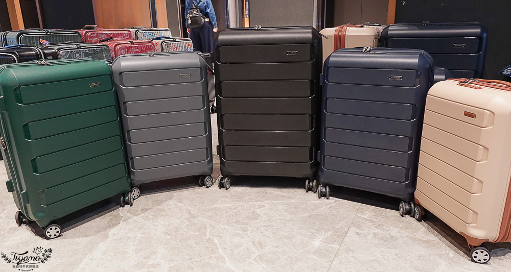 嘉義行李箱特賣會「加賀屋行李箱特賣會」,各品牌行李箱現場一次看,上掀式行李箱、對開式行李箱、雙開式行李箱、胖胖箱、布料行李箱、登機箱,限量特惠行李箱只要990元起,一年保固、終身保修!! @緹雅瑪 美食旅遊趣 嘉義行李箱特賣會「加賀屋行李箱特賣會」,各品牌行李箱現場一次看,上掀式行李箱、對開式行李箱、雙開式行李箱、胖胖箱、布料行李箱、登機箱,限量特惠行李箱只要990元起,一年保固、終身保修!! @緹雅瑪 美食旅遊趣