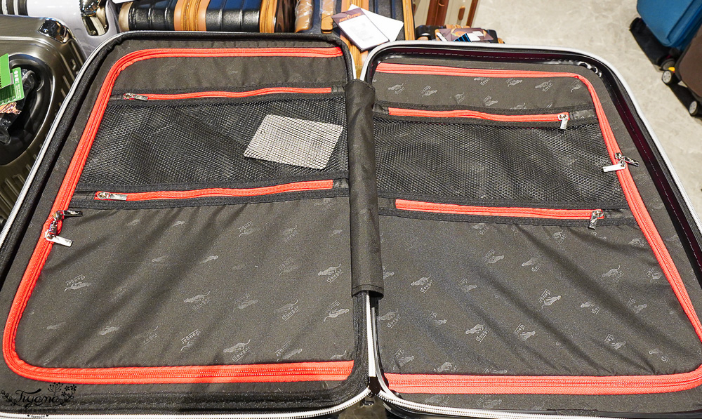 嘉義行李箱特賣會「加賀屋行李箱特賣會」，各品牌行李箱現場一次看，上掀式行李箱、對開式行李箱、雙開式行李箱、胖胖箱、布料行李箱、登機箱，限量特惠行李箱只要990元起，一年保固、終身保修！！ @緹雅瑪 美食旅遊趣