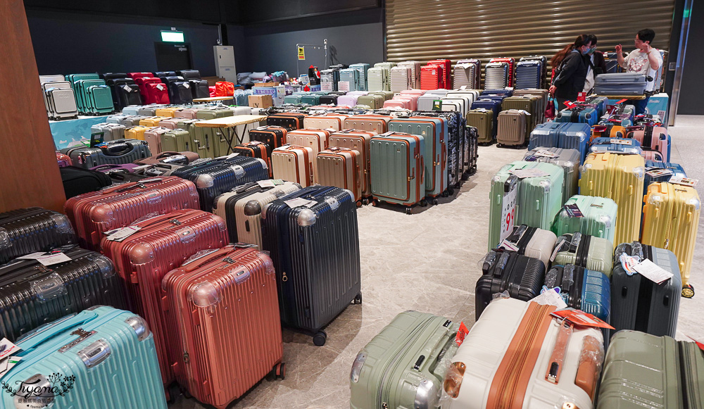 嘉義行李箱特賣會「加賀屋行李箱特賣會」,各品牌行李箱現場一次看,上掀式行李箱、對開式行李箱、雙開式行李箱、胖胖箱、布料行李箱、登機箱,限量特惠行李箱只要990元起,一年保固、終身保修!! @緹雅瑪 美食旅遊趣 嘉義行李箱特賣會「加賀屋行李箱特賣會」,各品牌行李箱現場一次看,上掀式行李箱、對開式行李箱、雙開式行李箱、胖胖箱、布料行李箱、登機箱,限量特惠行李箱只要990元起,一年保固、終身保修!! @緹雅瑪 美食旅遊趣