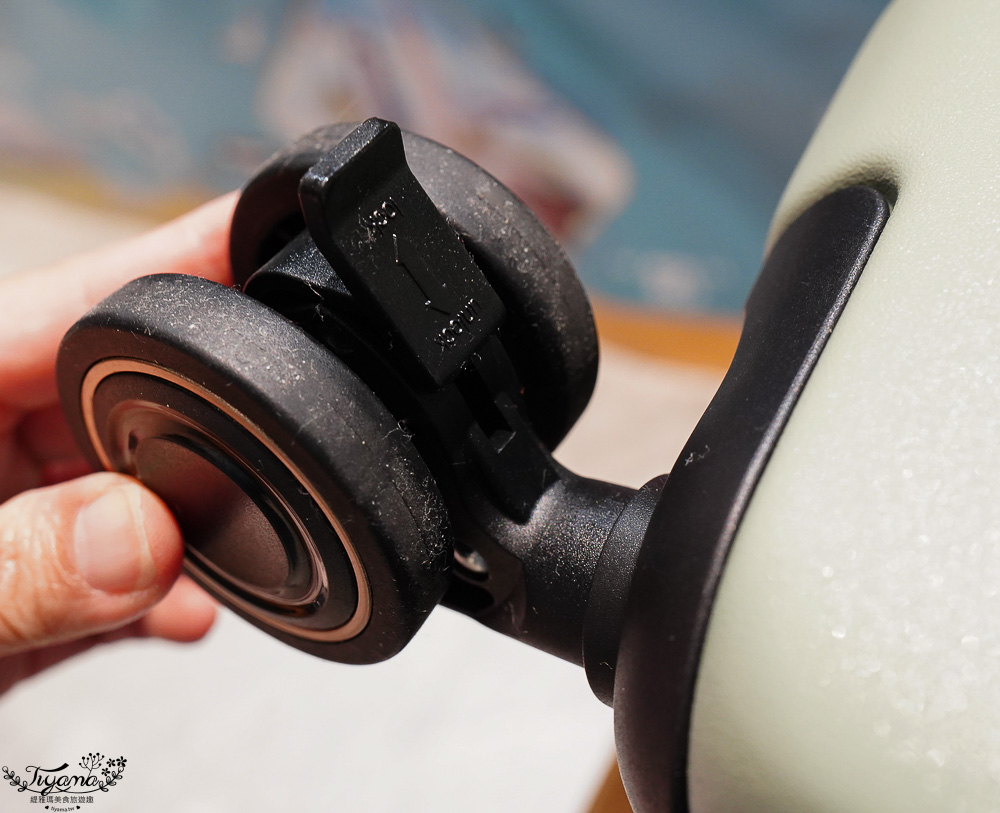 嘉義行李箱特賣會「加賀屋行李箱特賣會」,各品牌行李箱現場一次看,上掀式行李箱、對開式行李箱、雙開式行李箱、胖胖箱、布料行李箱、登機箱,限量特惠行李箱只要990元起,一年保固、終身保修!! @緹雅瑪 美食旅遊趣 嘉義行李箱特賣會「加賀屋行李箱特賣會」,各品牌行李箱現場一次看,上掀式行李箱、對開式行李箱、雙開式行李箱、胖胖箱、布料行李箱、登機箱,限量特惠行李箱只要990元起,一年保固、終身保修!! @緹雅瑪 美食旅遊趣