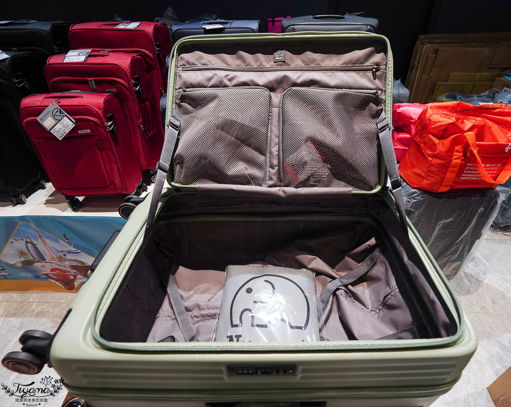 嘉義行李箱特賣會「加賀屋行李箱特賣會」,各品牌行李箱現場一次看,上掀式行李箱、對開式行李箱、雙開式行李箱、胖胖箱、布料行李箱、登機箱,限量特惠行李箱只要990元起,一年保固、終身保修!! @緹雅瑪 美食旅遊趣 嘉義行李箱特賣會「加賀屋行李箱特賣會」,各品牌行李箱現場一次看,上掀式行李箱、對開式行李箱、雙開式行李箱、胖胖箱、布料行李箱、登機箱,限量特惠行李箱只要990元起,一年保固、終身保修!! @緹雅瑪 美食旅遊趣