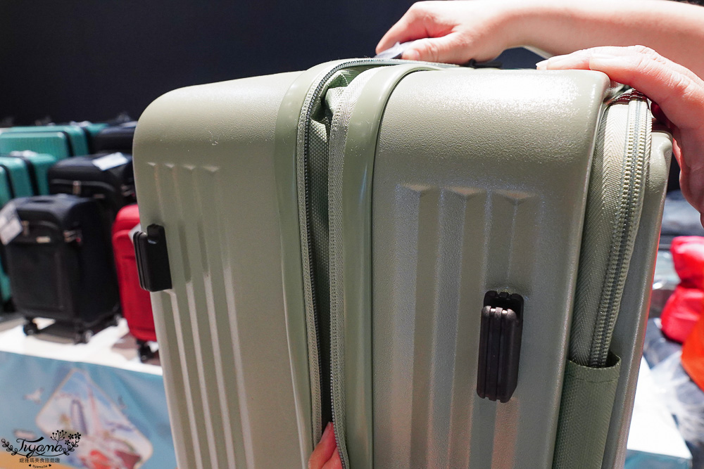 嘉義行李箱特賣會「加賀屋行李箱特賣會」,各品牌行李箱現場一次看,上掀式行李箱、對開式行李箱、雙開式行李箱、胖胖箱、布料行李箱、登機箱,限量特惠行李箱只要990元起,一年保固、終身保修!! @緹雅瑪 美食旅遊趣 嘉義行李箱特賣會「加賀屋行李箱特賣會」,各品牌行李箱現場一次看,上掀式行李箱、對開式行李箱、雙開式行李箱、胖胖箱、布料行李箱、登機箱,限量特惠行李箱只要990元起,一年保固、終身保修!! @緹雅瑪 美食旅遊趣