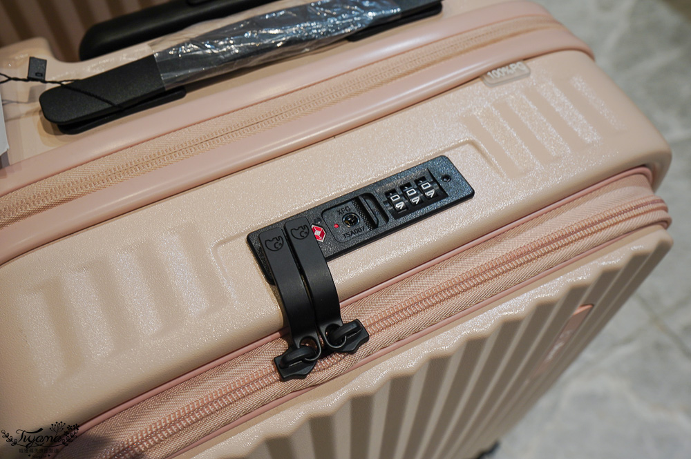 嘉義行李箱特賣會「加賀屋行李箱特賣會」，各品牌行李箱現場一次看，上掀式行李箱、對開式行李箱、雙開式行李箱、胖胖箱、布料行李箱、登機箱，限量特惠行李箱只要990元起，一年保固、終身保修！！ @緹雅瑪 美食旅遊趣