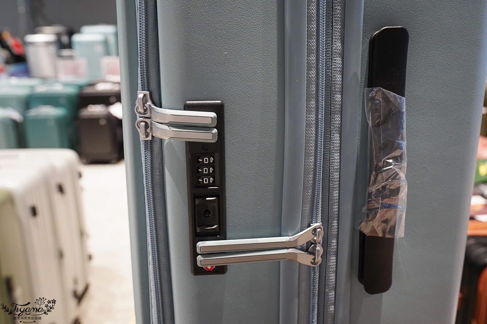 嘉義行李箱特賣會「加賀屋行李箱特賣會」,各品牌行李箱現場一次看,上掀式行李箱、對開式行李箱、雙開式行李箱、胖胖箱、布料行李箱、登機箱,限量特惠行李箱只要990元起,一年保固、終身保修!! @緹雅瑪 美食旅遊趣 嘉義行李箱特賣會「加賀屋行李箱特賣會」,各品牌行李箱現場一次看,上掀式行李箱、對開式行李箱、雙開式行李箱、胖胖箱、布料行李箱、登機箱,限量特惠行李箱只要990元起,一年保固、終身保修!! @緹雅瑪 美食旅遊趣