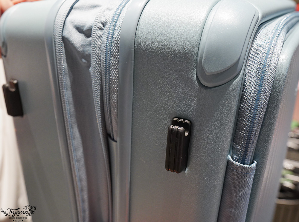 嘉義行李箱特賣會「加賀屋行李箱特賣會」,各品牌行李箱現場一次看,上掀式行李箱、對開式行李箱、雙開式行李箱、胖胖箱、布料行李箱、登機箱,限量特惠行李箱只要990元起,一年保固、終身保修!! @緹雅瑪 美食旅遊趣 嘉義行李箱特賣會「加賀屋行李箱特賣會」,各品牌行李箱現場一次看,上掀式行李箱、對開式行李箱、雙開式行李箱、胖胖箱、布料行李箱、登機箱,限量特惠行李箱只要990元起,一年保固、終身保修!! @緹雅瑪 美食旅遊趣