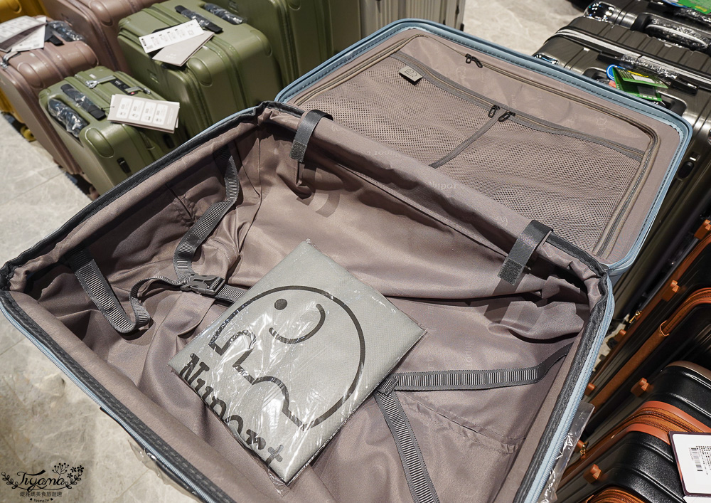 嘉義行李箱特賣會「加賀屋行李箱特賣會」,各品牌行李箱現場一次看,上掀式行李箱、對開式行李箱、雙開式行李箱、胖胖箱、布料行李箱、登機箱,限量特惠行李箱只要990元起,一年保固、終身保修!! @緹雅瑪 美食旅遊趣 嘉義行李箱特賣會「加賀屋行李箱特賣會」,各品牌行李箱現場一次看,上掀式行李箱、對開式行李箱、雙開式行李箱、胖胖箱、布料行李箱、登機箱,限量特惠行李箱只要990元起,一年保固、終身保修!! @緹雅瑪 美食旅遊趣