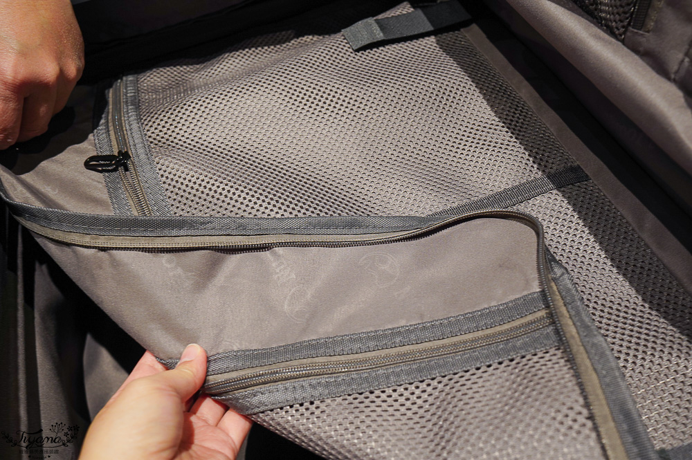 嘉義行李箱特賣會「加賀屋行李箱特賣會」,各品牌行李箱現場一次看,上掀式行李箱、對開式行李箱、雙開式行李箱、胖胖箱、布料行李箱、登機箱,限量特惠行李箱只要990元起,一年保固、終身保修!! @緹雅瑪 美食旅遊趣 嘉義行李箱特賣會「加賀屋行李箱特賣會」,各品牌行李箱現場一次看,上掀式行李箱、對開式行李箱、雙開式行李箱、胖胖箱、布料行李箱、登機箱,限量特惠行李箱只要990元起,一年保固、終身保修!! @緹雅瑪 美食旅遊趣