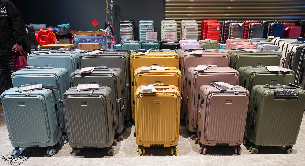 嘉義行李箱特賣會「加賀屋行李箱特賣會」,各品牌行李箱現場一次看,上掀式行李箱、對開式行李箱、雙開式行李箱、胖胖箱、布料行李箱、登機箱,限量特惠行李箱只要990元起,一年保固、終身保修!! @緹雅瑪 美食旅遊趣 嘉義行李箱特賣會「加賀屋行李箱特賣會」,各品牌行李箱現場一次看,上掀式行李箱、對開式行李箱、雙開式行李箱、胖胖箱、布料行李箱、登機箱,限量特惠行李箱只要990元起,一年保固、終身保修!! @緹雅瑪 美食旅遊趣