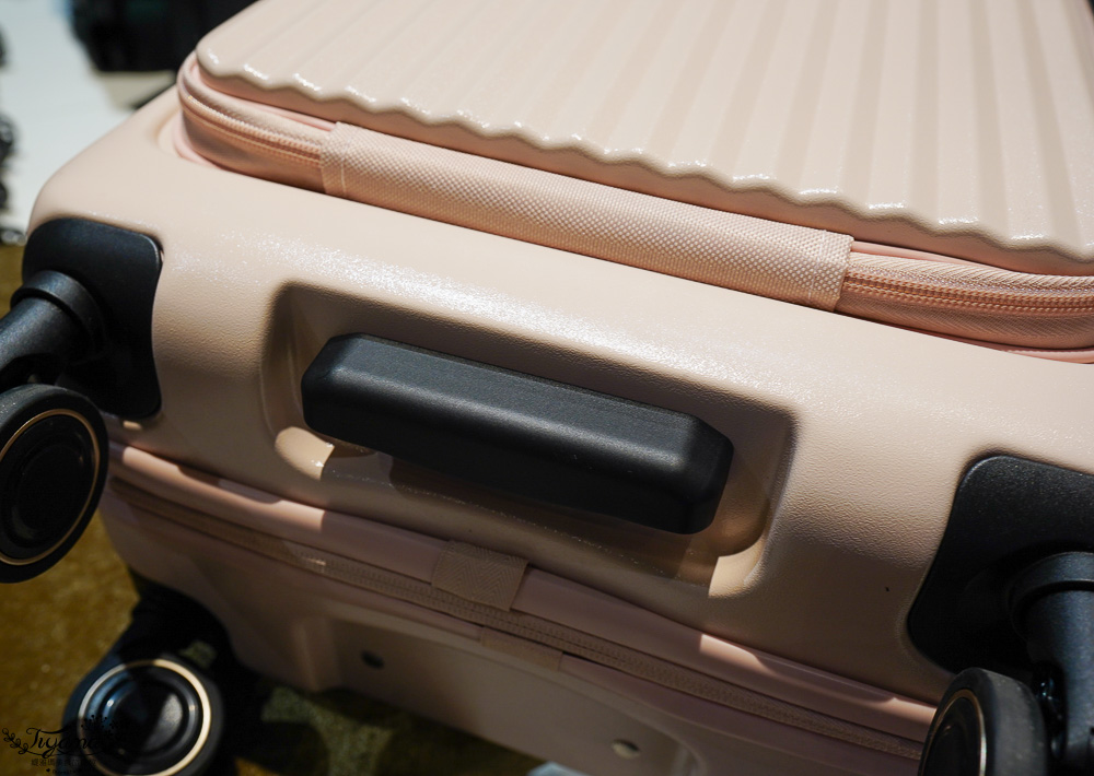 嘉義行李箱特賣會「加賀屋行李箱特賣會」,各品牌行李箱現場一次看,上掀式行李箱、對開式行李箱、雙開式行李箱、胖胖箱、布料行李箱、登機箱,限量特惠行李箱只要990元起,一年保固、終身保修!! @緹雅瑪 美食旅遊趣 嘉義行李箱特賣會「加賀屋行李箱特賣會」,各品牌行李箱現場一次看,上掀式行李箱、對開式行李箱、雙開式行李箱、胖胖箱、布料行李箱、登機箱,限量特惠行李箱只要990元起,一年保固、終身保修!! @緹雅瑪 美食旅遊趣