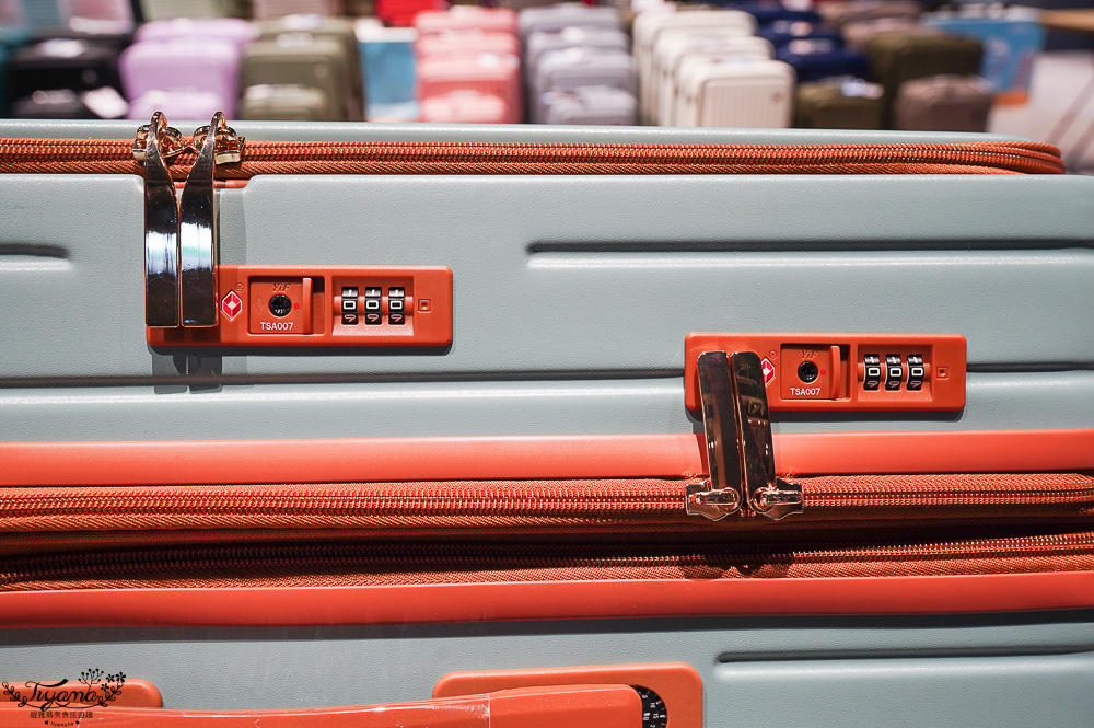 嘉義行李箱特賣會「加賀屋行李箱特賣會」,各品牌行李箱現場一次看,上掀式行李箱、對開式行李箱、雙開式行李箱、胖胖箱、布料行李箱、登機箱,限量特惠行李箱只要990元起,一年保固、終身保修!! @緹雅瑪 美食旅遊趣 嘉義行李箱特賣會「加賀屋行李箱特賣會」,各品牌行李箱現場一次看,上掀式行李箱、對開式行李箱、雙開式行李箱、胖胖箱、布料行李箱、登機箱,限量特惠行李箱只要990元起,一年保固、終身保修!! @緹雅瑪 美食旅遊趣