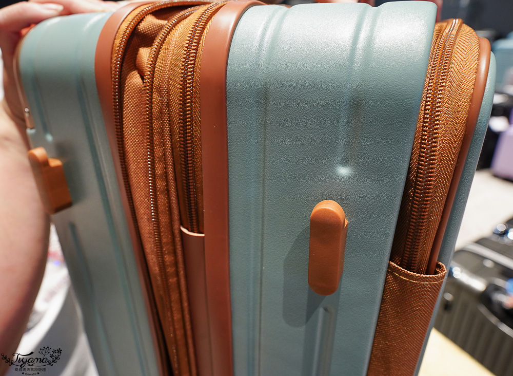 嘉義行李箱特賣會「加賀屋行李箱特賣會」,各品牌行李箱現場一次看,上掀式行李箱、對開式行李箱、雙開式行李箱、胖胖箱、布料行李箱、登機箱,限量特惠行李箱只要990元起,一年保固、終身保修!! @緹雅瑪 美食旅遊趣 嘉義行李箱特賣會「加賀屋行李箱特賣會」,各品牌行李箱現場一次看,上掀式行李箱、對開式行李箱、雙開式行李箱、胖胖箱、布料行李箱、登機箱,限量特惠行李箱只要990元起,一年保固、終身保修!! @緹雅瑪 美食旅遊趣