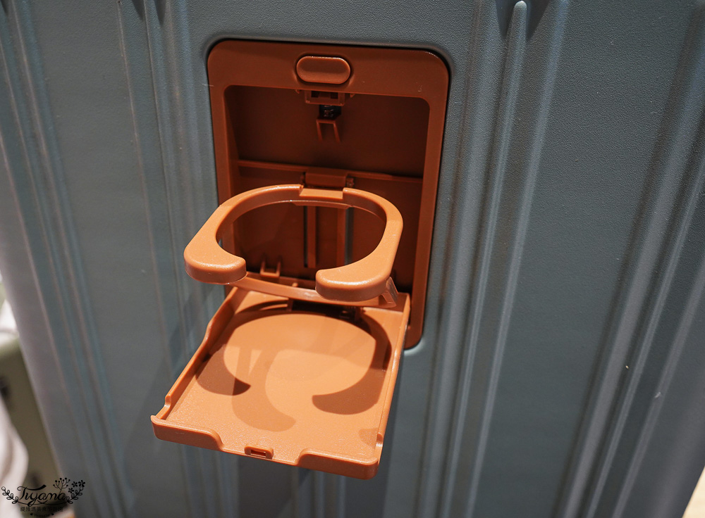 嘉義行李箱特賣會「加賀屋行李箱特賣會」,各品牌行李箱現場一次看,上掀式行李箱、對開式行李箱、雙開式行李箱、胖胖箱、布料行李箱、登機箱,限量特惠行李箱只要990元起,一年保固、終身保修!! @緹雅瑪 美食旅遊趣 嘉義行李箱特賣會「加賀屋行李箱特賣會」,各品牌行李箱現場一次看,上掀式行李箱、對開式行李箱、雙開式行李箱、胖胖箱、布料行李箱、登機箱,限量特惠行李箱只要990元起,一年保固、終身保修!! @緹雅瑪 美食旅遊趣