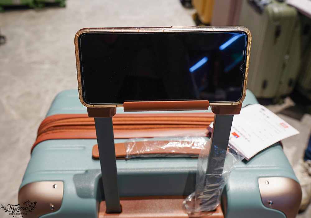 嘉義行李箱特賣會「加賀屋行李箱特賣會」,各品牌行李箱現場一次看,上掀式行李箱、對開式行李箱、雙開式行李箱、胖胖箱、布料行李箱、登機箱,限量特惠行李箱只要990元起,一年保固、終身保修!! @緹雅瑪 美食旅遊趣 嘉義行李箱特賣會「加賀屋行李箱特賣會」,各品牌行李箱現場一次看,上掀式行李箱、對開式行李箱、雙開式行李箱、胖胖箱、布料行李箱、登機箱,限量特惠行李箱只要990元起,一年保固、終身保修!! @緹雅瑪 美食旅遊趣