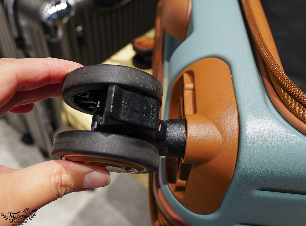 嘉義行李箱特賣會「加賀屋行李箱特賣會」,各品牌行李箱現場一次看,上掀式行李箱、對開式行李箱、雙開式行李箱、胖胖箱、布料行李箱、登機箱,限量特惠行李箱只要990元起,一年保固、終身保修!! @緹雅瑪 美食旅遊趣 嘉義行李箱特賣會「加賀屋行李箱特賣會」,各品牌行李箱現場一次看,上掀式行李箱、對開式行李箱、雙開式行李箱、胖胖箱、布料行李箱、登機箱,限量特惠行李箱只要990元起,一年保固、終身保修!! @緹雅瑪 美食旅遊趣