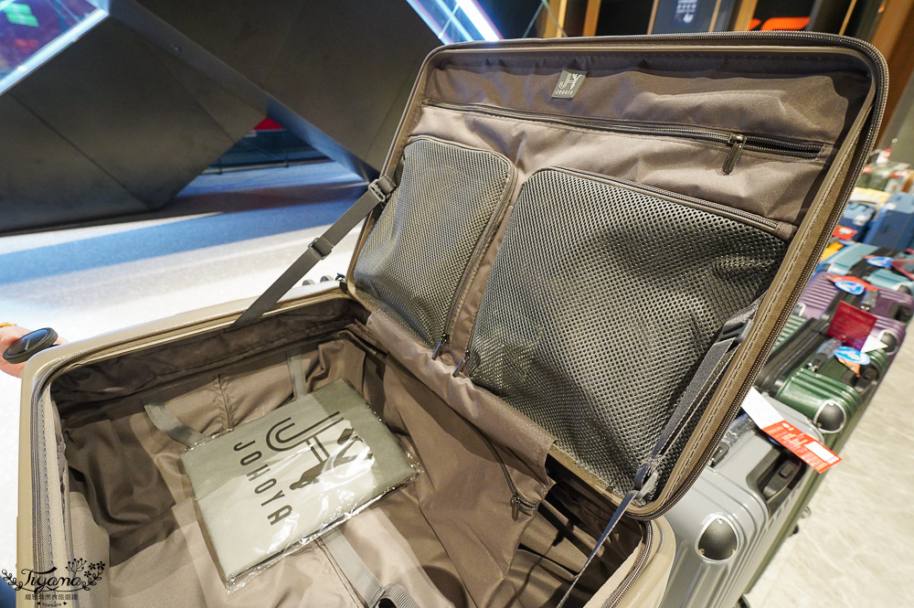 嘉義行李箱特賣會「加賀屋行李箱特賣會」,各品牌行李箱現場一次看,上掀式行李箱、對開式行李箱、雙開式行李箱、胖胖箱、布料行李箱、登機箱,限量特惠行李箱只要990元起,一年保固、終身保修!! @緹雅瑪 美食旅遊趣 嘉義行李箱特賣會「加賀屋行李箱特賣會」,各品牌行李箱現場一次看,上掀式行李箱、對開式行李箱、雙開式行李箱、胖胖箱、布料行李箱、登機箱,限量特惠行李箱只要990元起,一年保固、終身保修!! @緹雅瑪 美食旅遊趣