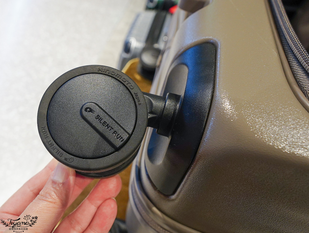 嘉義行李箱特賣會「加賀屋行李箱特賣會」,各品牌行李箱現場一次看,上掀式行李箱、對開式行李箱、雙開式行李箱、胖胖箱、布料行李箱、登機箱,限量特惠行李箱只要990元起,一年保固、終身保修!! @緹雅瑪 美食旅遊趣 嘉義行李箱特賣會「加賀屋行李箱特賣會」,各品牌行李箱現場一次看,上掀式行李箱、對開式行李箱、雙開式行李箱、胖胖箱、布料行李箱、登機箱,限量特惠行李箱只要990元起,一年保固、終身保修!! @緹雅瑪 美食旅遊趣