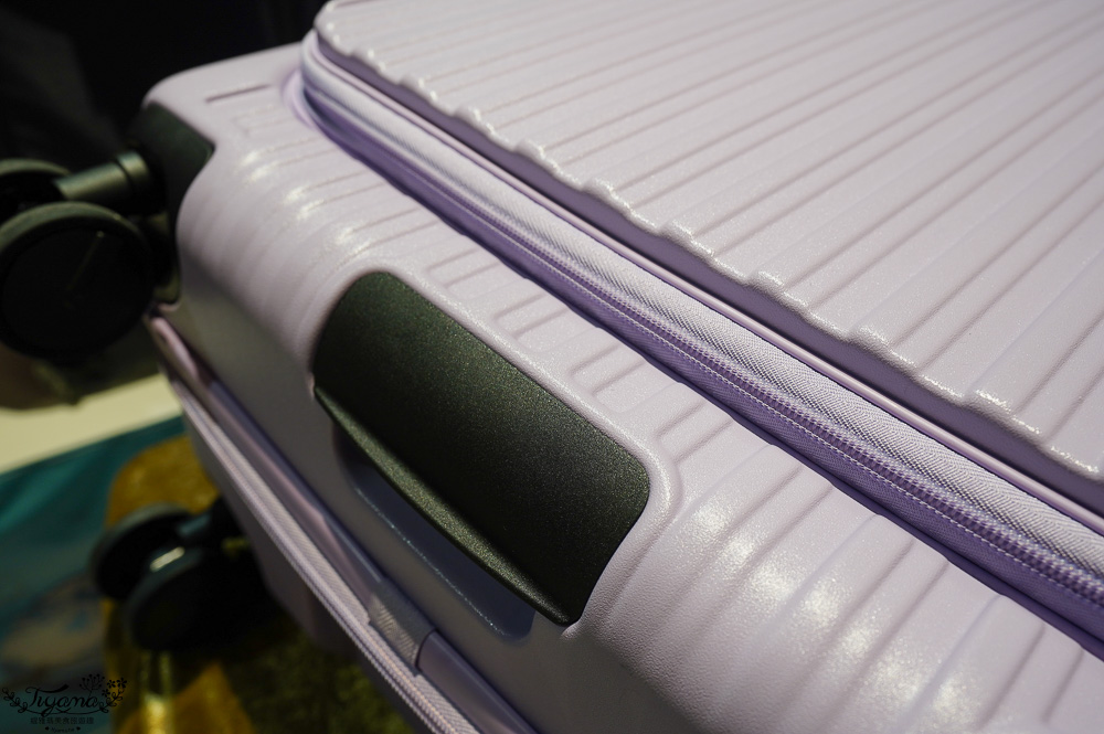 嘉義行李箱特賣會「加賀屋行李箱特賣會」,各品牌行李箱現場一次看,上掀式行李箱、對開式行李箱、雙開式行李箱、胖胖箱、布料行李箱、登機箱,限量特惠行李箱只要990元起,一年保固、終身保修!! @緹雅瑪 美食旅遊趣 嘉義行李箱特賣會「加賀屋行李箱特賣會」,各品牌行李箱現場一次看,上掀式行李箱、對開式行李箱、雙開式行李箱、胖胖箱、布料行李箱、登機箱,限量特惠行李箱只要990元起,一年保固、終身保修!! @緹雅瑪 美食旅遊趣