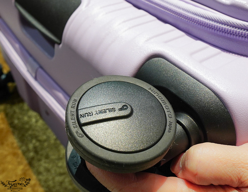 嘉義行李箱特賣會「加賀屋行李箱特賣會」,各品牌行李箱現場一次看,上掀式行李箱、對開式行李箱、雙開式行李箱、胖胖箱、布料行李箱、登機箱,限量特惠行李箱只要990元起,一年保固、終身保修!! @緹雅瑪 美食旅遊趣 嘉義行李箱特賣會「加賀屋行李箱特賣會」,各品牌行李箱現場一次看,上掀式行李箱、對開式行李箱、雙開式行李箱、胖胖箱、布料行李箱、登機箱,限量特惠行李箱只要990元起,一年保固、終身保修!! @緹雅瑪 美食旅遊趣