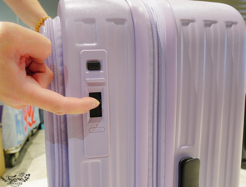 嘉義行李箱特賣會「加賀屋行李箱特賣會」,各品牌行李箱現場一次看,上掀式行李箱、對開式行李箱、雙開式行李箱、胖胖箱、布料行李箱、登機箱,限量特惠行李箱只要990元起,一年保固、終身保修!! @緹雅瑪 美食旅遊趣 嘉義行李箱特賣會「加賀屋行李箱特賣會」,各品牌行李箱現場一次看,上掀式行李箱、對開式行李箱、雙開式行李箱、胖胖箱、布料行李箱、登機箱,限量特惠行李箱只要990元起,一年保固、終身保修!! @緹雅瑪 美食旅遊趣