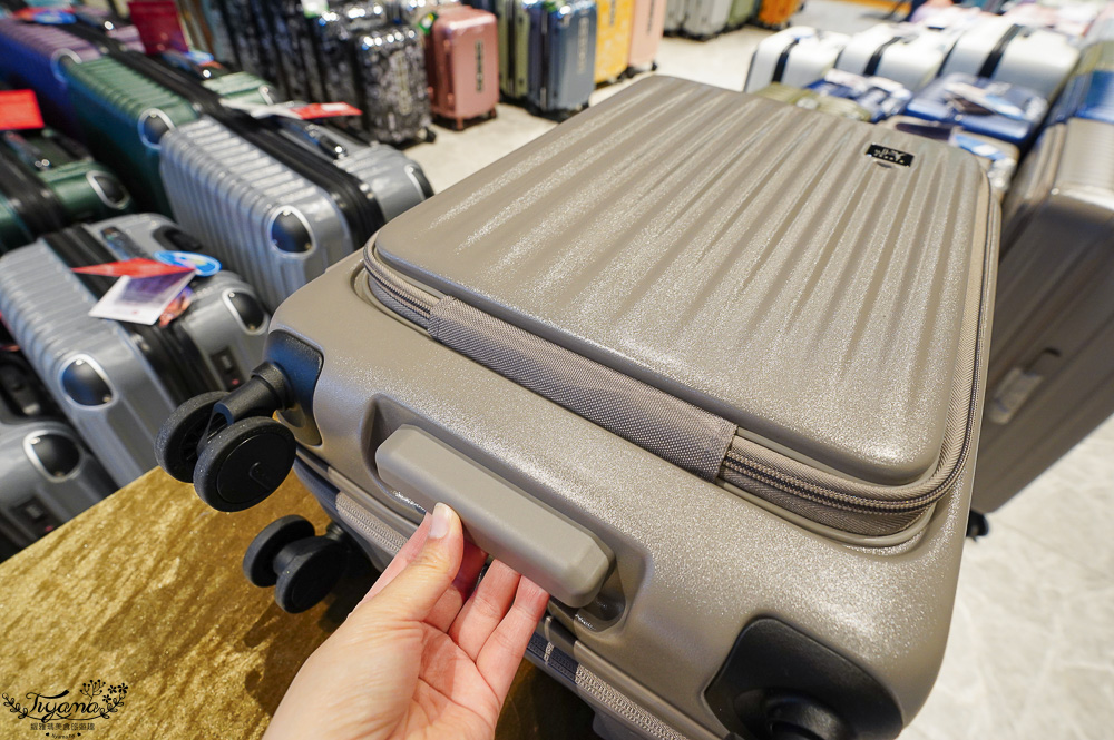 嘉義行李箱特賣會「加賀屋行李箱特賣會」,各品牌行李箱現場一次看,上掀式行李箱、對開式行李箱、雙開式行李箱、胖胖箱、布料行李箱、登機箱,限量特惠行李箱只要990元起,一年保固、終身保修!! @緹雅瑪 美食旅遊趣 嘉義行李箱特賣會「加賀屋行李箱特賣會」,各品牌行李箱現場一次看,上掀式行李箱、對開式行李箱、雙開式行李箱、胖胖箱、布料行李箱、登機箱,限量特惠行李箱只要990元起,一年保固、終身保修!! @緹雅瑪 美食旅遊趣